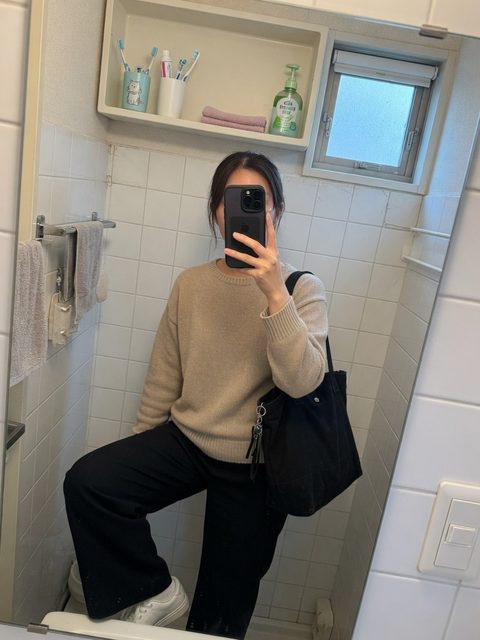 洗面所の鏡、平日の服