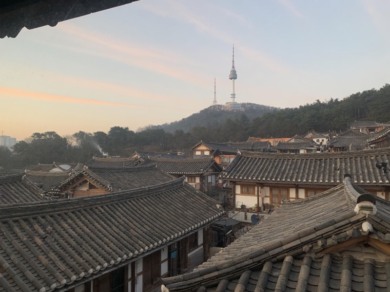 夕空の下に重なる韓屋の瓦屋根